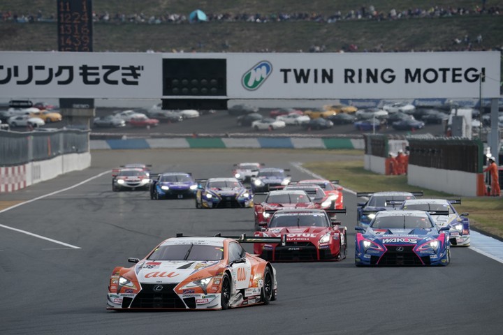 決勝レース: GT500クラスのスタートシーン