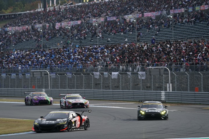 決勝レース: レース序盤GT300クラス上位陣の争い