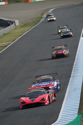 決勝レース: アレックス・パロウ（McLaren 720S） vs 平峰一貴（リアライズ日産自動車大学校GT-R）