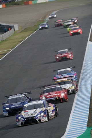 決勝レース: GT500クラスの争い