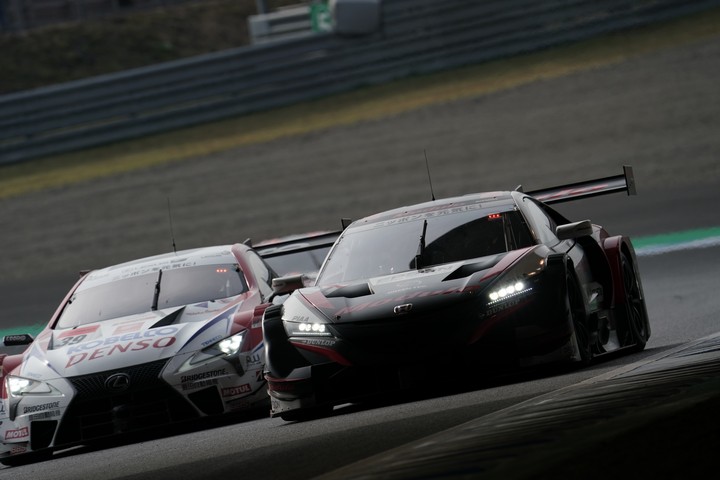 決勝レース: ヘイッキ・コバライネン（DENSO KOBELCO SARD LC500）と道上龍（Modulo KENWOOD NSX GT3）