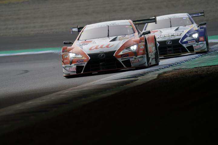 決勝レース: 中嶋一貴（au TOM'S LC500）vs ニック・キャシディ（KeePer TOM'S LC500）