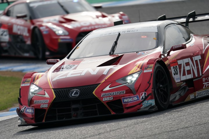決勝レース: 立川祐路（ZENT CERUMO LC500）