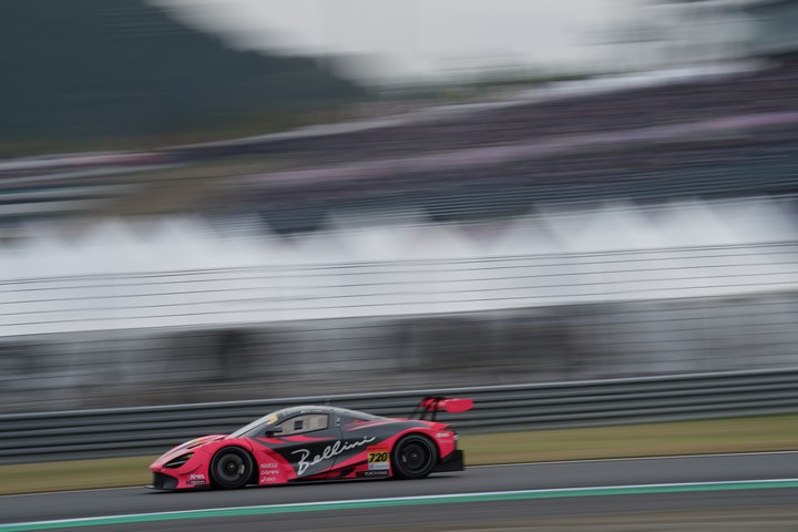 決勝レース: 荒聖治／アレックス・パロウ組（McLaren 720S）