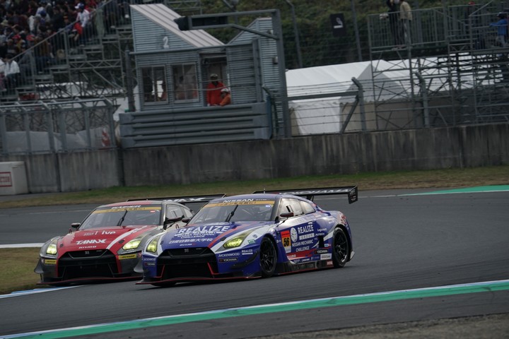 決勝レース: 平中克幸（GAINER TANAX GT-R） vs サッシャ・フェネストラズ（リアライズ日産自動車大学校GT-R）