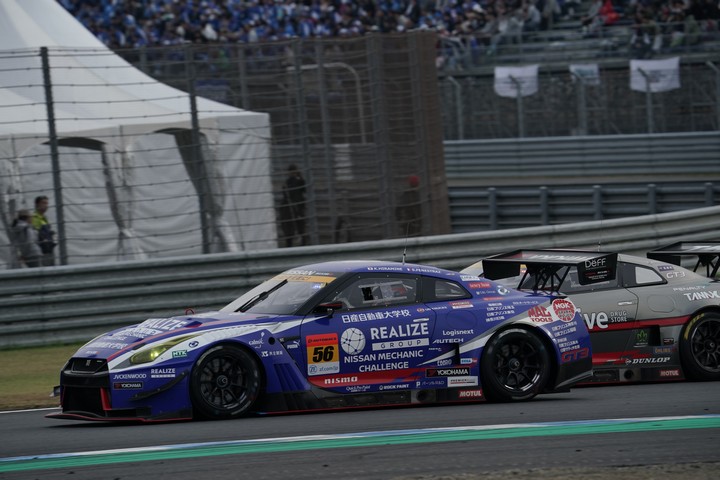 決勝レース: サッシャ・フェネストラズ（リアライズ日産自動車大学校GT-R） vs 平中克幸（GAINER TANAX GT-R）