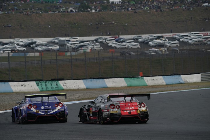 決勝レース: サッシャ・フェネストラズ（リアライズ日産自動車大学校GT-R） vs 平中克幸（GAINER TANAX GT-R）