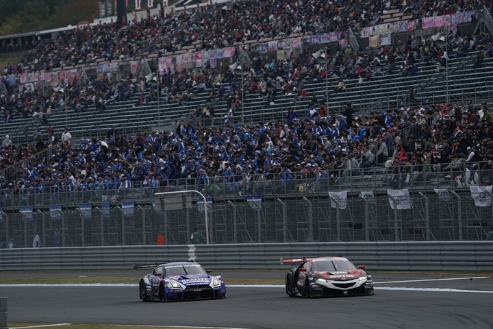 決勝レース: レースを見守る大観衆