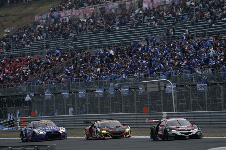 決勝レース: レースを見守る大観衆