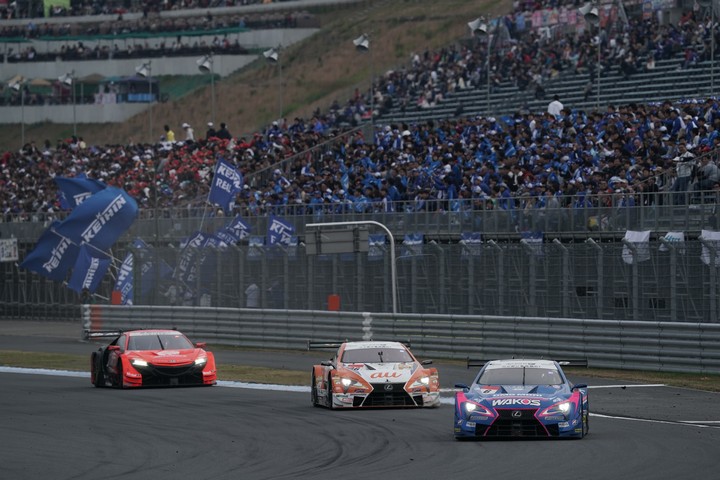 決勝レース: GT500クラス1コーナーの攻防