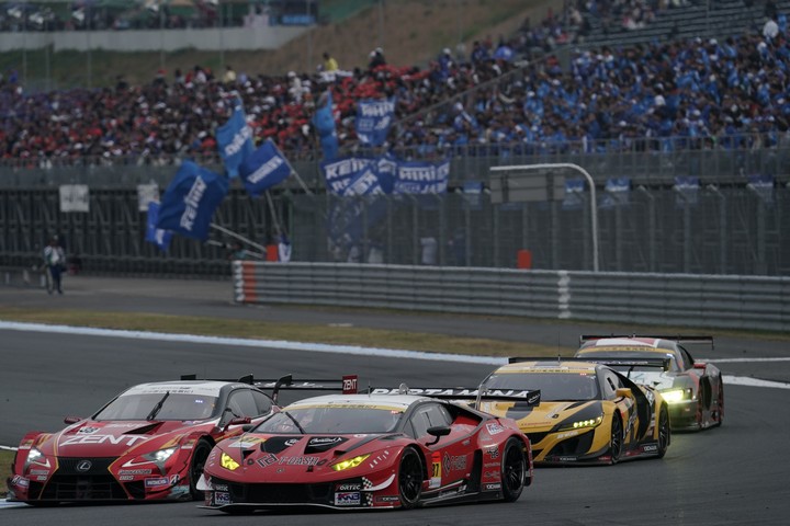 決勝レース: GT300クラスの集団をパスする石浦宏明（ZENT CERUMO LC500）