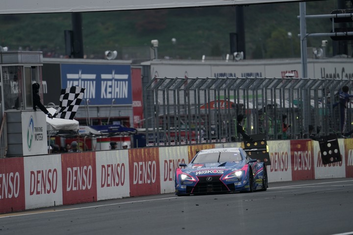 決勝レース: 2位でチェッカーを受けGT500クラスのチャンピオンを決めた山下健太（WAKO'S 4CR LC500）