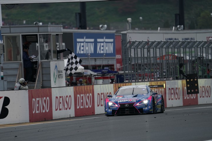 決勝レース: 2位でチェッカーを受けGT500クラスのチャンピオンを決めた山下健太（WAKO'S 4CR LC500）