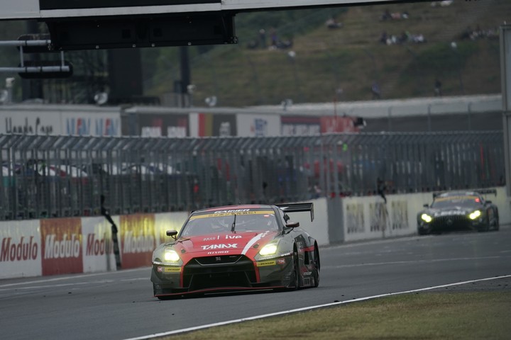 決勝レース: GT300クラスで優勝した平中克幸（GAINER TANAX GT-R）