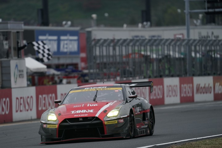決勝レース: GT300クラスで優勝した平中克幸（GAINER TANAX GT-R）
