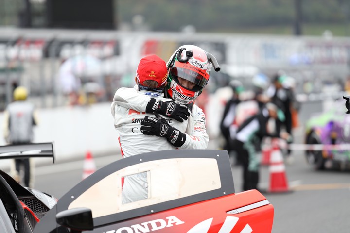 決勝レース: GT300クラスでチャンピオンを獲得した高木真一／福住仁嶺組（ARTA）