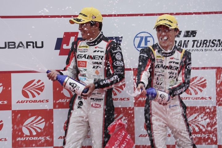 表彰式: GT300クラスで優勝した平中克幸／安田裕信組（GAINER）