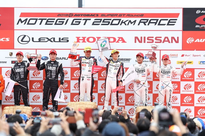 表彰式: GT300クラスのトップ3チーム