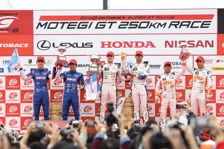 表彰式: GT500クラスのトップ3チーム
