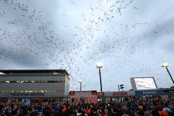 グランドフィナーレ: もてぎの上空に紙吹雪が舞う