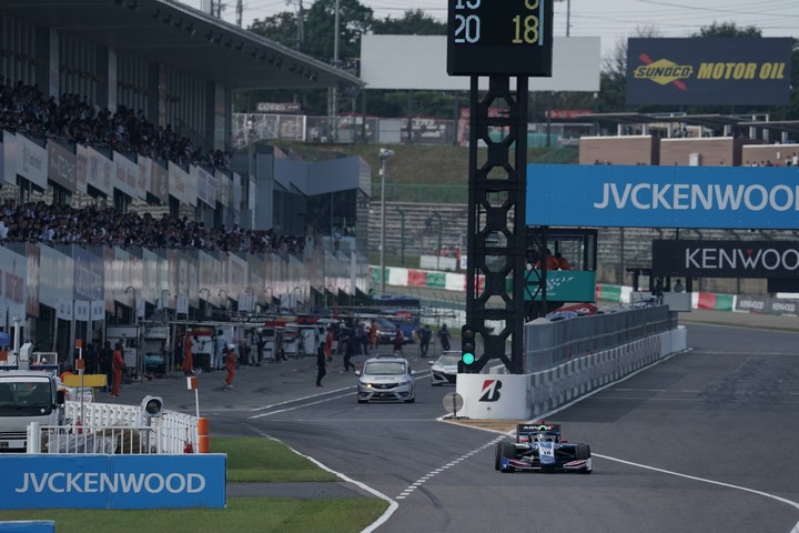 決勝レース: 1周目にウェットタイヤからソフトタイヤに交換してピットアウトする小林可夢偉（KCMG Elyse SF19）