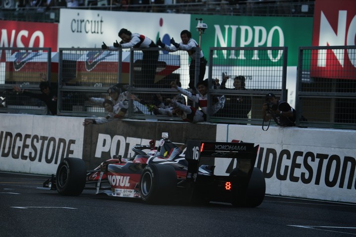 決勝レース: トップでゴールする野尻智紀（TEAM MUGEN SF19）