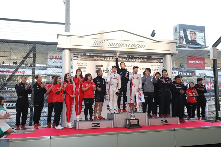 表彰式: チームチャンピオンを獲得したDOCOMO TEAM DANDELION RACING