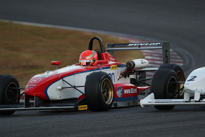 日本一決定戦ファイナル: 佐藤蓮と大草りきの1コーナーから2コーナーにかけての争い