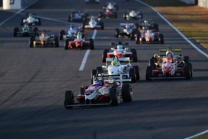 日本一決定戦ファイナル: 10周のレースがスタートした