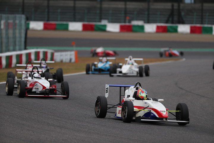 日本一決定戦Aグループ第1レグ: 6周のレースがスタートした