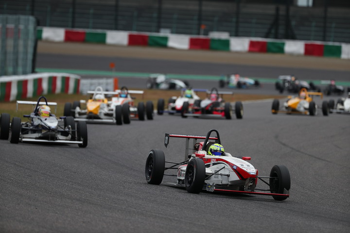 日本一決定戦Bグループ第1レグ: 6周のレースがスタートした