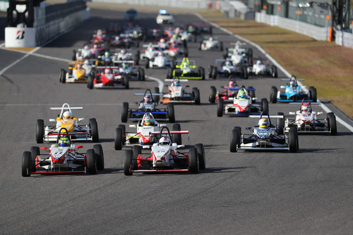 日本一決定戦決勝: 10周のレースがスタートした