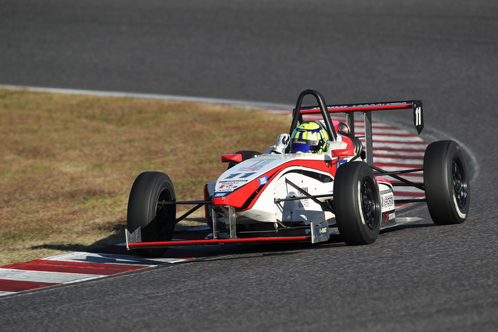 日本一決定戦決勝: ウィニングラップで手を振る岩佐歩夢（Rn-sports制動屋DプロKK-S）