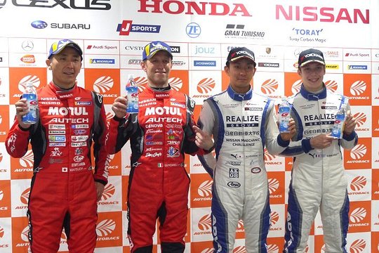 予選フォトセッション: 両クラスポールポジションのドライバー 予選フォトセッション: 両クラスポールポジションのドライバー