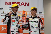 決勝フォトセッション: GT300クラス優勝のドライバー