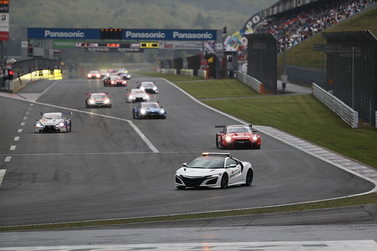 決勝レースはセーフティーカースタートとなった 決勝レースはセーフティーカースタートとなった