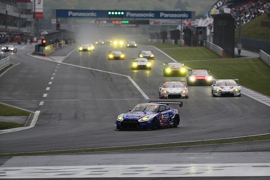 GT300クラスのスタートシーン GT300クラスのスタートシーン