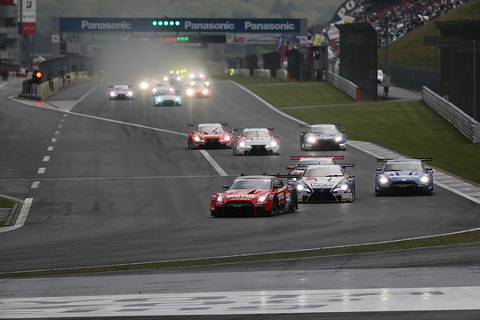 GT500クラスのスタートシーン GT500クラスのスタートシーン