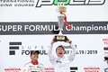 表彰式: 優勝した関口雄飛と星野一義監督（ITOCHU ENEX TEAM IMPUL）