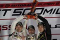 表彰式: GT300クラスで優勝した高橋翼、アンドレ・クートと藤波清斗（JLOC）