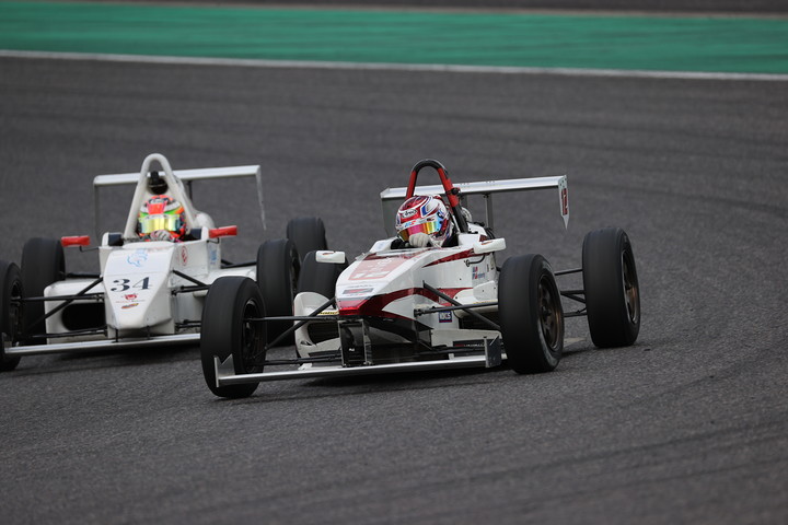 中村賢明（M2 inoki KK-SⅡ）と下野璃央（Drago CORSE 10V）の争い