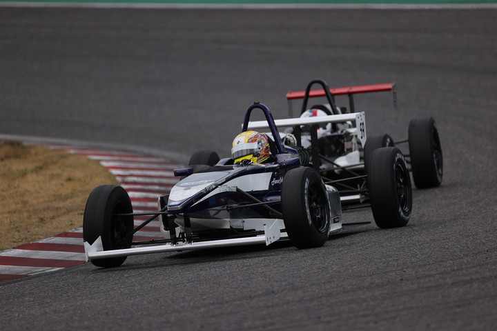 トップに立った元嶋成弥（MYST.NAVY AUTO.制動屋.KKS-2）だったがペナルティーで後退