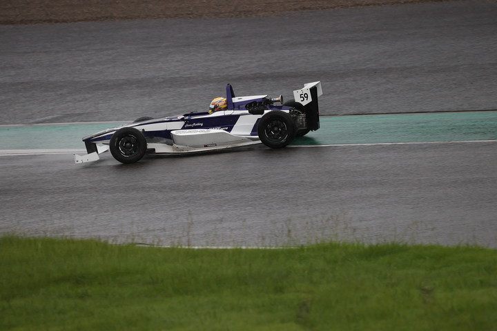 2コーナーでスピンする元嶋成弥