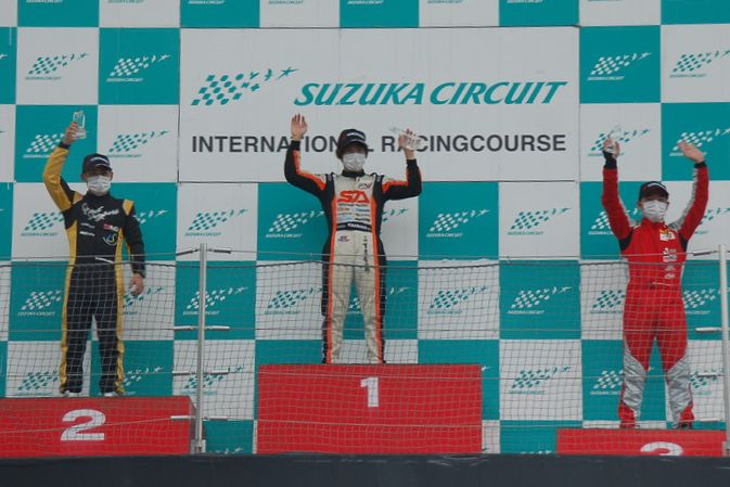 表彰式: 左から2位・元嶋成弥、優勝・岡本大地、3位・八巻渉