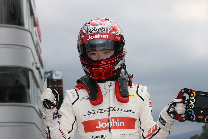 優勝した阪口晴南（SUTEKINA RACING TEAM）