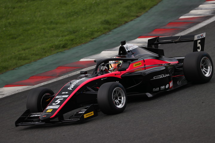 決勝2位は金丸ユウ（SUTEKINA RACING TEAM）