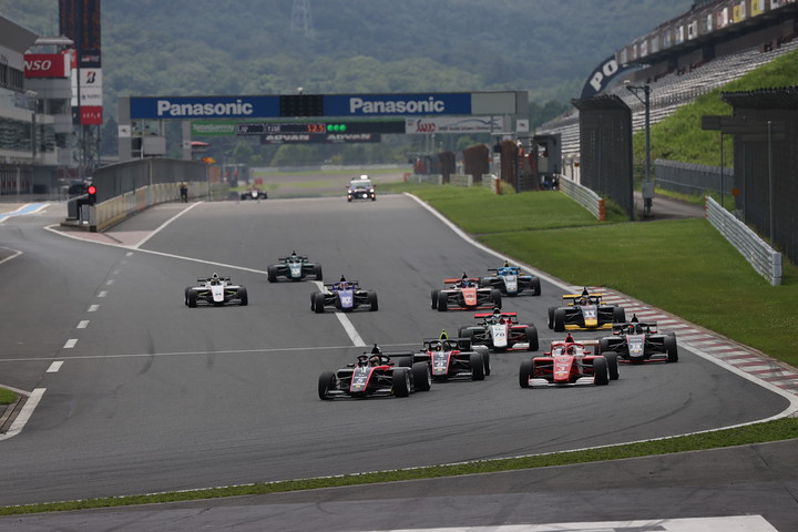 15周の決勝レースがスタートした