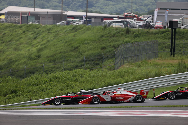 スタート直後、1コーナーの攻防