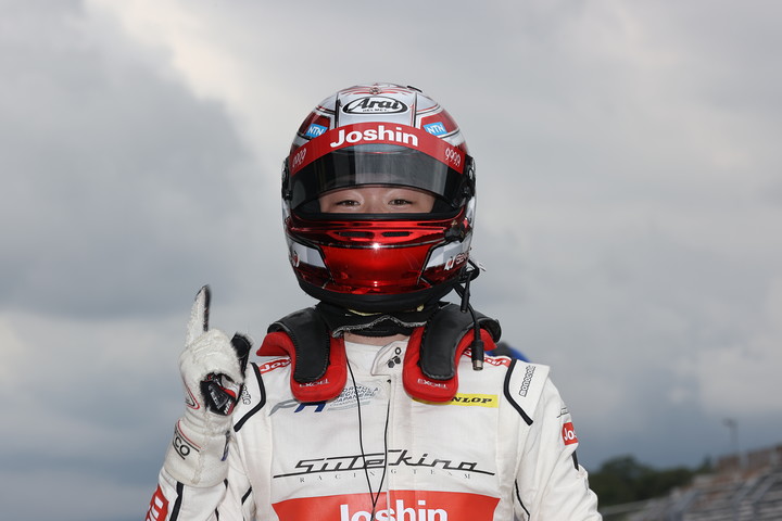 優勝した阪口晴南（SUTEKINA RACING TEAM）