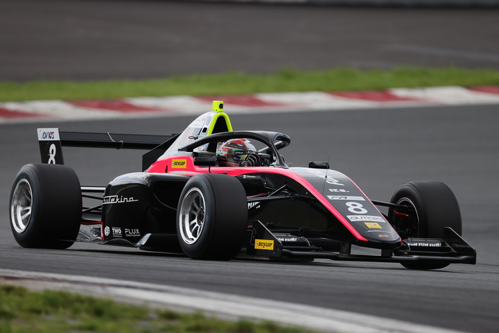 第1～第3戦公式予選: 第1戦2位、第2戦3位、第3戦4位の篠原拓朗（SUTEKINA RACING TEAM）